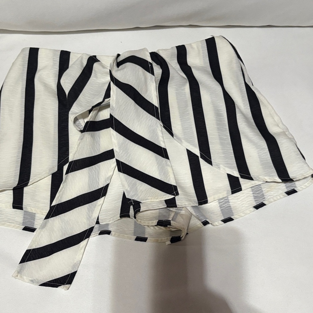L'ATISTE Black and White Striped Skort
